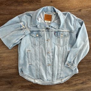 LEVIS denim trucker shacket size medium